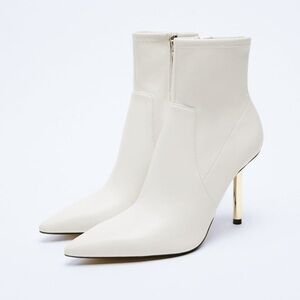 NWT. Zara Beige Leather Low Heeled Ankle Boots. Size 9.